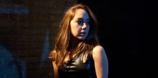 IDカードを忘れたレミー・ラクロワ嬢、ライブ会場入り口でドアマンの陰謀に引っかかる。