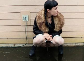 民家の軒先で小便をした女、家主に見つかりSM拷問の罰をうける