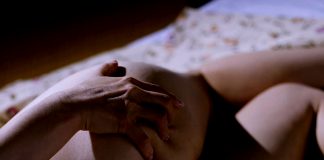 AV女優「川上ゆう」と夜行バスに乗り、ひと時の露出旅へ。恥じらいながらも彼女の乳首はフル勃起