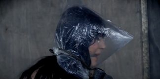 鉄拘束+窒息プレイにアナルハンガー責め:フォールディングナイフで切り裂かれた下着。