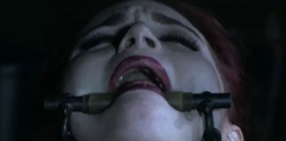 森の中で妄想にふけるテント女。彼女はただひとりでマンズリをこいて自分勝手なマゾヒズムストーリーを描いた